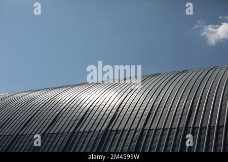 Stahldach. Kuppelkonstruktion. Lagergebäude aus Metallprofil. Dachneigung. Stockfoto