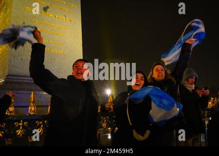 Paris, Frankreich. 19.. Dezember 2022. Argentinische Fans singen und jubeln für ihre Nationalmannschaft. Argentinische Fans versammeln sich in Paris, um ihre Nationalmannschaft anzufeuern, die die FIFA-Weltmeisterschaft Katar 2022 gegen Frankreich gewonnen hat. Argentinien gewann zuletzt 1986 den Championstitel. Kredit: SOPA Images Limited/Alamy Live News Stockfoto