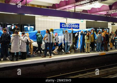 Paris, Frankreich. 19.. Dezember 2022. Argentinische Fans jubeln die Nationalmannschaft an einer U-Bahn-Station in Paris an. Argentinische Fans versammeln sich in Paris, um ihre Nationalmannschaft anzufeuern, die die FIFA-Weltmeisterschaft Katar 2022 gegen Frankreich gewonnen hat. Argentinien gewann zuletzt 1986 den Championstitel. Kredit: SOPA Images Limited/Alamy Live News Stockfoto