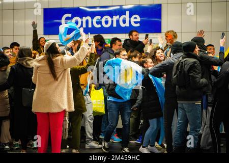 Paris, Frankreich. 19.. Dezember 2022. Argentinische Fans jubeln die Nationalmannschaft an einer U-Bahn-Station in Paris an. Argentinische Fans versammeln sich in Paris, um ihre Nationalmannschaft anzufeuern, die die FIFA-Weltmeisterschaft Katar 2022 gegen Frankreich gewonnen hat. Argentinien gewann zuletzt 1986 den Championstitel. Kredit: SOPA Images Limited/Alamy Live News Stockfoto