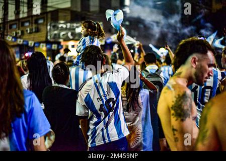 Buenos Aires, Argentinien. 15.. Januar 2014. 18. Dezember 2022 - Buenos Aires, Argentinien - Argentinien Fußball-Weltmeisterin Katar 2022: Die Stadt Buenos Aires brach aufgrund der Feierlichkeiten zusammen. Tausende von Fans gingen auf die Straße, nachdem Lionel Scalonis Team Frankreich im Finale der Weltmeisterschaft 2022 in Katar mit Elfmetern besiegte. (Bild: © Maximiliano Ramos/ZUMA Press Wire) Stockfoto