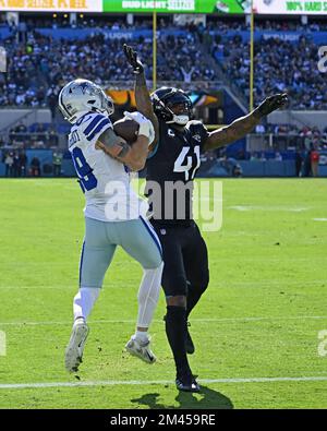 Jacksonville, Usa. 18.. Dezember 2022. Tight End Peyton Hendershot erhält einen Pass für einen Touchdown in der ersten Hälfte, während die Cowboys am Sonntag, den 18. Dezember 2022, auf dem TIAA Bank Field in Jacksonville, Florida, gegen die Jaguars antreten. Die Jaguars haben die Cowboys 40-34 in Überstunden verärgert. Foto: Joe Marino/UPI. Kredit: UPI/Alamy Live News Stockfoto