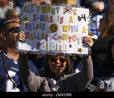 Jacksonville, Usa. 18.. Dezember 2022. Ein Dallas-Fan hält ein Schild hoch, während die Cowboys am Sonntag, den 18. Dezember 2022, auf dem TIAA Bank Field in Jacksonville, Florida, gegen die Jaguars antreten. Die Jaguars haben die Cowboys 40-34 in Überstunden verärgert. Foto: Joe Marino/UPI. Kredit: UPI/Alamy Live News Stockfoto