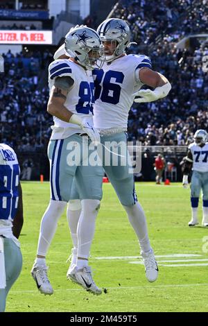 Jacksonville, Usa. 18.. Dezember 2022. Tight End Peyton Hendershot (89) wird von Teamkollege Dalton Schultz (86) beglückwünscht, nachdem er am Sonntag, den 18. Dezember 2022, einen Touchdown erzielt hat, als die Cowboys auf dem TIAA Bank Field in Jacksonville, Florida, gegen die Jaguars antreten. Die Jaguars haben die Cowboys 40-34 in Überstunden verärgert. Foto: Joe Marino/UPI. Kredit: UPI/Alamy Live News Stockfoto