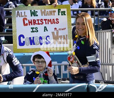 Jacksonville, Usa. 18.. Dezember 2022. Ein Dallas-Fan hält ein Schild hoch, während die Cowboys am Sonntag, den 18. Dezember 2022, auf dem TIAA Bank Field in Jacksonville, Florida, gegen die Jaguars antreten. Die Jaguars haben die Cowboys 40-34 in Überstunden verärgert. Foto: Joe Marino/UPI. Kredit: UPI/Alamy Live News Stockfoto