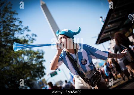 Buenos Aires, Argentinien. 18.. Dezember 2022. Ein Fan hat während der Feier Vuvuzela geblasen. Nach dem Sieg gegen Frankreich gingen Tausende und Abertausende von Argentiniern auf die Straße, um den Erfolg Argentiniens zu feiern. Kredit: SOPA Images Limited/Alamy Live News Stockfoto