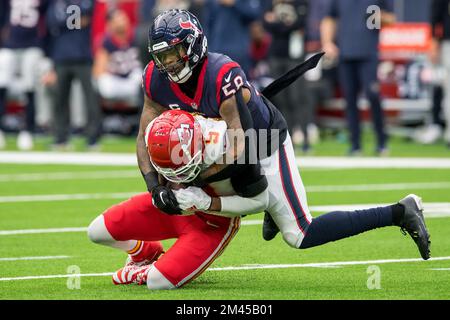 Houston, TX, USA. 18.. Dezember 2022. Houston Texans Linebacker Christian Kirksey (58) nimmt in Houston, Texas, den Wide Receiver der Kansas City Chiefs JuJu Smith-Schuster (9) bei einem Spiel zwischen den Kansas City Chiefs und den Houston Texans in Angriff. Trask Smith/CSM/Alamy Live News Stockfoto