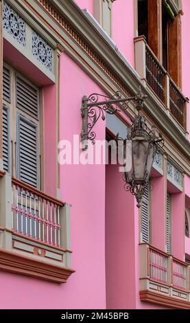 Traditionelle Kolonialarchitektur mit Lampenmast, Santa Ana Hill, Las Penas District, Guayaquil, Ecuador. Stockfoto