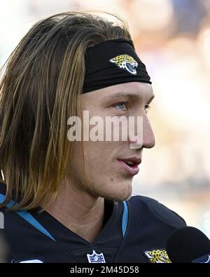 Jacksonville, Usa. 18.. Dezember 2022. Quarterback Trevor Lawrence wird interviewt, nachdem er am Sonntag, den 18. Dezember 2022, einen verärgerten Sieg über die Dallas Cowboys beim TIAA Bank Field in Jacksonville, Florida, gewonnen hat. Die Jaguars besiegten die Cowboys 40-34 in Überstunden. Foto: Joe Marino/UPI. Kredit: UPI/Alamy Live News Stockfoto