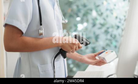 Medizin- und Gesundheitskonzept, Apothekerin, die den Barcode des Medizinprodukts in der Kasse scannt. Stockfoto