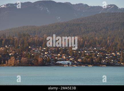 Vom Barnet Marine Park in Burnaby, British Columbia, Kanada, können Sie die Metro Vancouver North Shore über den Fraser River sehen Stockfoto