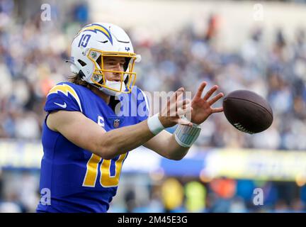 Inglewood, Kalifornien, USA. 18.. Dezember 2022. Justin Herbert (10), Quarterback der Los Angeles Chargers, in Aktion während des NFL-Fußballspiels gegen die Tennessee Titans in Inglewood, Kalifornien. Obligatorischer Bildnachweis : Charles Baus/CSM/Alamy Live News Stockfoto