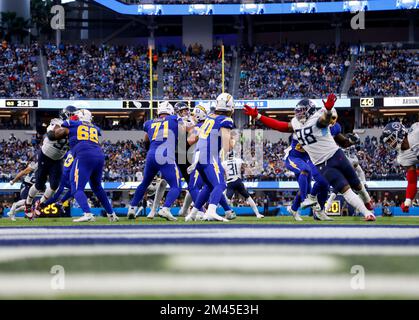 Inglewood, Kalifornien, USA. 18.. Dezember 2022. Justin Herbert (10), Quarterback der Los Angeles Chargers, gibt beim NFL-Football-Spiel gegen die Tennessee Titans in Inglewood, Kalifornien, einen Pass aus. Obligatorischer Bildnachweis : Charles Baus/CSM/Alamy Live News Stockfoto