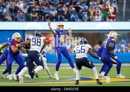 Inglewood, Kalifornien, USA. 18.. Dezember 2022. Justin Herbert (10), Quarterback der Los Angeles Chargers, gibt beim NFL-Football-Spiel gegen die Tennessee Titans in Inglewood, Kalifornien, einen Pass aus. Obligatorischer Bildnachweis : Charles Baus/CSM/Alamy Live News Stockfoto