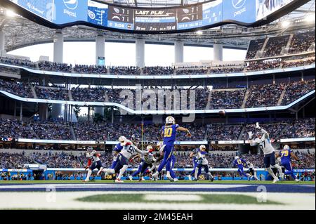 Inglewood, Kalifornien, USA. 18.. Dezember 2022. Justin Herbert (10), Quarterback der Los Angeles Chargers, gibt beim NFL-Football-Spiel gegen die Tennessee Titans in Inglewood, Kalifornien, einen Pass aus. Obligatorischer Bildnachweis : Charles Baus/CSM/Alamy Live News Stockfoto