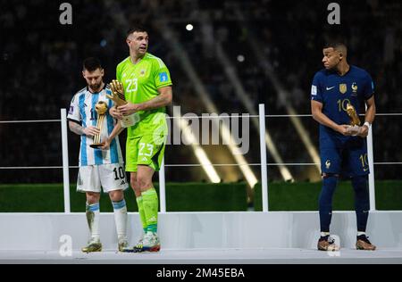 Doha, Katar. 18.. Dezember 2022. Lionel Messi bester Spieler, Torwart Emiliano Martinez von Argentinien bester Torwart und Kylian Mbappé von Frankreich gewannen den Golden Boot Award während des FIFA-Weltmeisterschaftsspiels Katar 2022 Finalspiel Argentinien – Frankreich Finalspiel Argentinien – Frankreich Fußball 2022 in Katar 18.12.2022 Credit: Moritz Muller/Alamy Live News Stockfoto