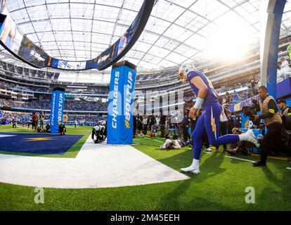 Inglewood, Kalifornien, USA. 18.. Dezember 2022. Der Quarterback der Los Angeles Chargers Justin Herbert (10) läuft während des NFL-Fußballspiels gegen die Tennessee Titans in Inglewood, Kalifornien, auf das Feld. Obligatorischer Bildnachweis : Charles Baus/CSM/Alamy Live News Stockfoto