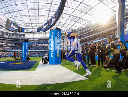 Inglewood, Kalifornien, USA. 18.. Dezember 2022. Der Quarterback der Los Angeles Chargers Justin Herbert (10) läuft während des NFL-Fußballspiels gegen die Tennessee Titans in Inglewood, Kalifornien, auf das Feld. Obligatorischer Bildnachweis : Charles Baus/CSM/Alamy Live News Stockfoto