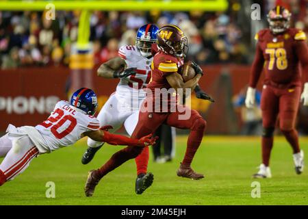 Dezember 18 2022:Washington Commanders Wide Receiver Terry McLaurin (17) spielt den Ball während des NFL-Spiels zwischen den New York Giants und den Washington Commanders in Landover, MD. Reggie Hildred/CSM Stockfoto