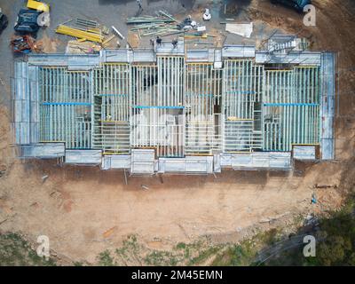 Baurahmenbau mit Baustelle, Materialien, Ausrüstung, Arbeitern an einem Bauprojekt in Castlemaine, Australien. Stockfoto