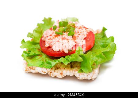Reiskuchen-Sandwich mit Tomaten, Salat, Fischcreme und grünen Zwiebeln - isoliert auf Weiß. Einfaches Frühstück. Diät-Essen. Schnelle und gesunde Sandwiches. Knäckebrot mit leckerer Füllung - Isolation Stockfoto