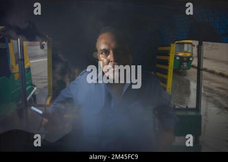 Porträt eines Autofahrers in der Auto-Rikscha Stockfoto