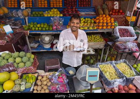 Obstgerichte, die Obst auf dem Markt verkaufen Stockfoto