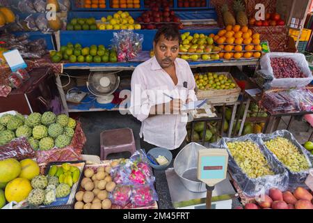 Obstgerichte, die Obst auf dem Markt verkaufen Stockfoto
