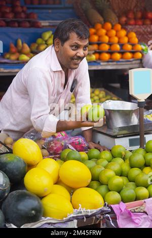 Obstgerichte, die Obst auf dem Markt verkaufen Stockfoto