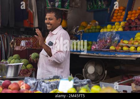 Obstgerichte, die Obst auf dem Markt verkaufen Stockfoto
