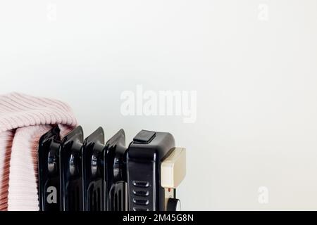 Heizung, Energiekrise in Europa und Verbrauchskonzept. Heizkörper zu Hause schließen. Inflationsbedingte steigende Gaskosten in privaten Haushalten Stockfoto