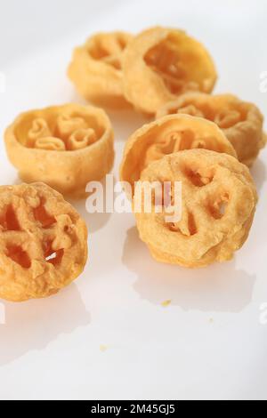 Kue Kembang Goyang oder Kuih Loyang, traditioneller indonesischer und malaysischer knuspriger Snack, frittierter Blumenreis Stockfoto