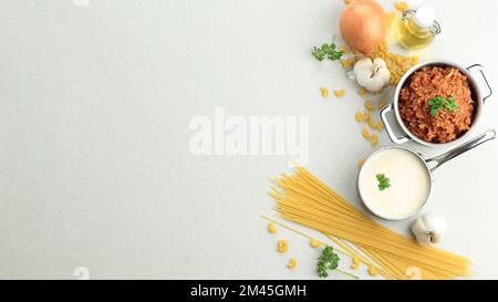 Trockene Pasta mit Bolognaise-Sauce und Bechamel-Sauce, Zutaten für Lasagne. Bannergröße mit Kopierbereich für Text Stockfoto