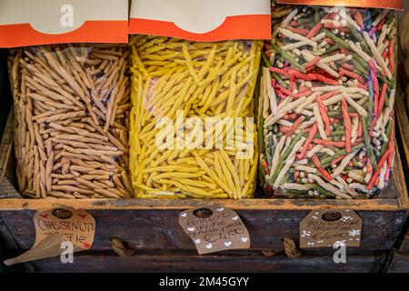 Trofie, traditionelle lokale Pasta mit Zitrone, Kastanie und italienischer Tricolor in einem Souvenirladen in Vernazza, Cinque Terre Italien Stockfoto