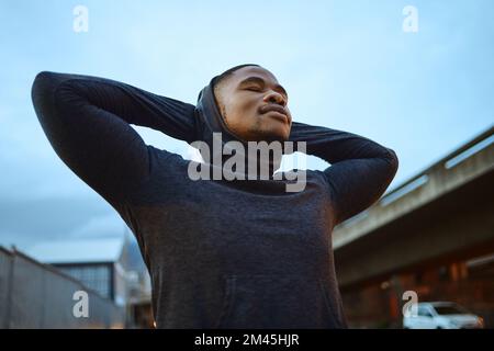 Schwarzer Mann, Ruh dich nach dem Laufen aus und trainiere für den Morgen, Training und Fitness. Afroamerikanischer Mann, Sportler oder Läufer in der Pause, beim Workout und beim Entspannen Stockfoto