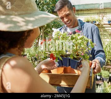 Kunden-, Pflanzen- und Blumenauswahl mit Kleinunternehmer oder Arbeiter für freundlichen Service in der Baumschule und im Garten. Frau und Mann Stockfoto