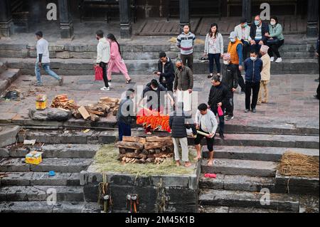 Beerdigungen am Bagmati-Fluss in Kathmandu, Nepal Stockfoto