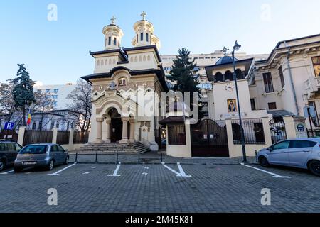 Bukarest, Rumänien, 2. Januar 2021: Orthodoxe Botanu-Kirche (Biserica Ortodoxa Boteanu) in der Altstadt an einem sonnigen Wintertag Stockfoto