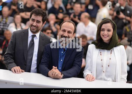 Aktenfoto vom 21. Mai 2016 des iranischen Schauspielers Shahab Hosseini, des iranischen Regisseurs Asghar Farhadi und der iranischen Schauspielerin Taraneh Alidoosti, die am Fotokopierbesuch von Forushande (dem Verkäufer) im Palais des Festivals in Cannes, Frankreich, im Rahmen des Filmfestivals 69. in Cannes teilnahm. Eine der bekanntesten Schauspielerinnen des Iran wurde Tage nach ihrer Kritik an der Hinrichtung eines Mannes verhaftet, der an den landesweiten Protesten beteiligt war, die das Land seit September heimgesucht haben. Taraneh Alidoosti, der im Oscar-prämierten Film „der Verkäufer“ von 2016 die Hauptrolle spielte, hatte den Erhängen von Mohsen Shekari verurteilt, der getötet wurde Stockfoto