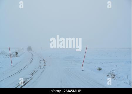 Schotterstraße ein nebiger Tag mit Schnee auf dem Boden Stockfoto