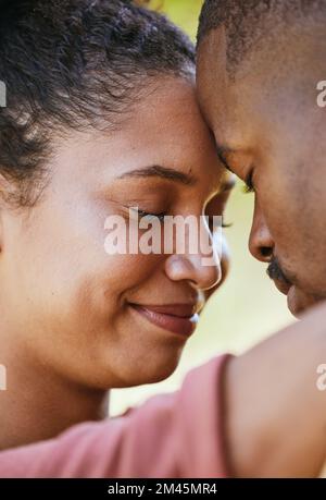 Gesicht, Liebe und glücklich mit einem schwarzen Paar, das sich im Freien umarmt, für Romantik, Dating oder Beziehung. Lächeln, Vertrauen und Sicherheit mit einem attraktiven Jungen Stockfoto