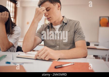 Stress, Kopfschmerzen und Schüler im Klassenzimmer mit Angst, psychischem Gesundheitsrisiko und Burnout für Studium, Bildung und Lernproblem. Müdigkeit, Müdigkeit und Stockfoto