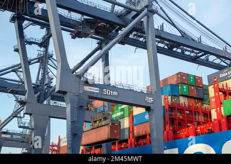 Odessa, Ukraine SIRCA 2018: Containerschiff im Hafen am Containerterminal. Schiffe von Containerschiffen stehen im Terminal des Hafens auf Be- und Entladen Stockfoto