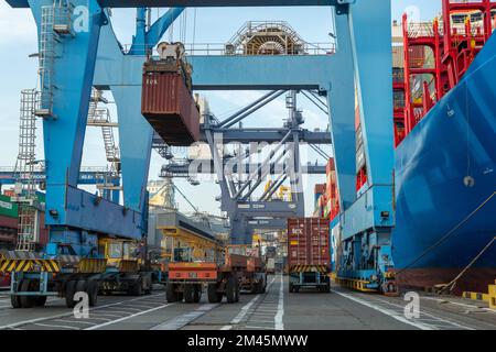 Odessa, Ukraine SIRCA 2018: Containerschiff im Hafen am Containerterminal. Schiffe von Containerschiffen stehen im Terminal des Hafens auf Be- und Entladen Stockfoto