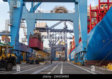 Odessa, Ukraine SIRCA 2018: Containerschiff im Hafen am Containerterminal. Schiffe von Containerschiffen stehen im Terminal des Hafens auf Be- und Entladen Stockfoto