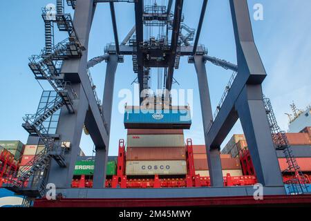 Odessa, Ukraine SIRCA 2018: Containerschiff im Hafen am Containerterminal. Schiffe von Containerschiffen stehen im Terminal des Hafens auf Be- und Entladen Stockfoto