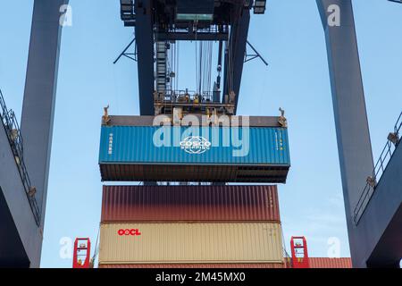 Odessa, Ukraine SIRCA 2018: Containerschiff im Hafen am Containerterminal. Schiffe von Containerschiffen stehen im Terminal des Hafens auf Be- und Entladen Stockfoto