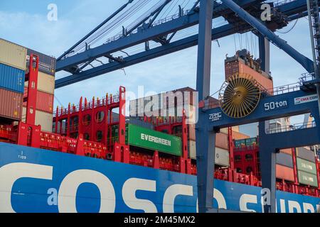 Odessa, Ukraine SIRCA 2018: Containerschiff im Hafen am Containerterminal. Schiffe von Containerschiffen stehen im Terminal des Hafens auf Be- und Entladen Stockfoto