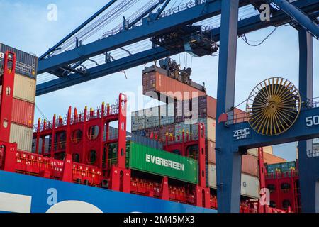 Odessa, Ukraine SIRCA 2018: Containerschiff im Hafen am Containerterminal. Schiffe von Containerschiffen stehen im Terminal des Hafens auf Be- und Entladen Stockfoto