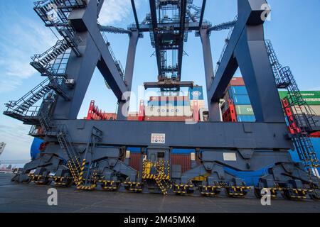 Odessa, Ukraine SIRCA 2018: Containerschiff im Hafen am Containerterminal. Schiffe von Containerschiffen stehen im Terminal des Hafens auf Be- und Entladen Stockfoto